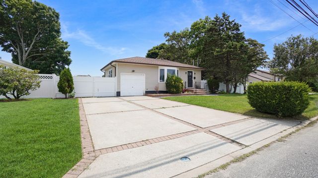 91 Mohawk Avenue, Deer Park, NY 11729
