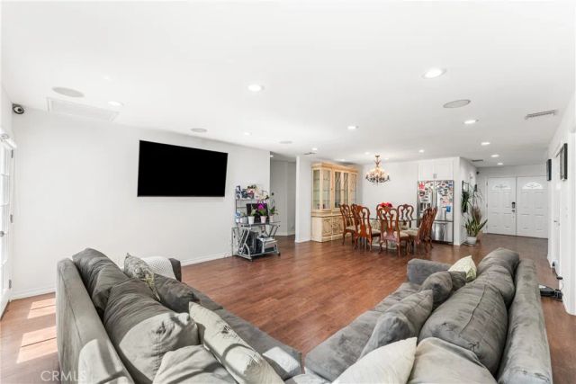 7222 Fallbrook Avenue, West Hills, CA 91307