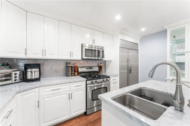 7222 Fallbrook Avenue, West Hills, CA 91307