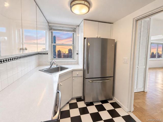 153 East 57th St 21B, New York (manhattan), NY 10022