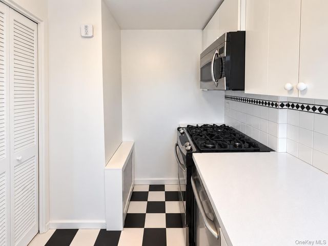 153 East 57th St 21B, New York (manhattan), NY 10022