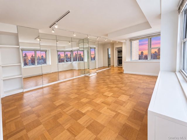 153 East 57th St 21B, New York (manhattan), NY 10022