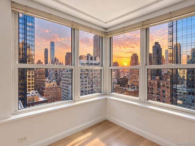 153 East 57th St 21B, New York (manhattan), NY 10022