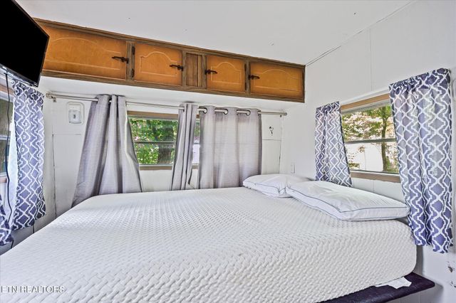 80 Hollow Log Tr, Crossville, TN 38572