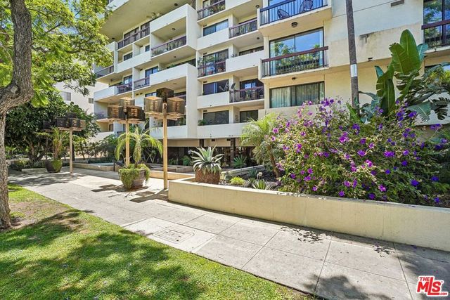 325 N Oakhurst Drive PH2, Beverly Hills, CA 90210
