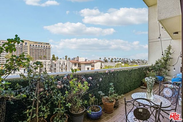 325 N Oakhurst Drive PH2, Beverly Hills, CA 90210