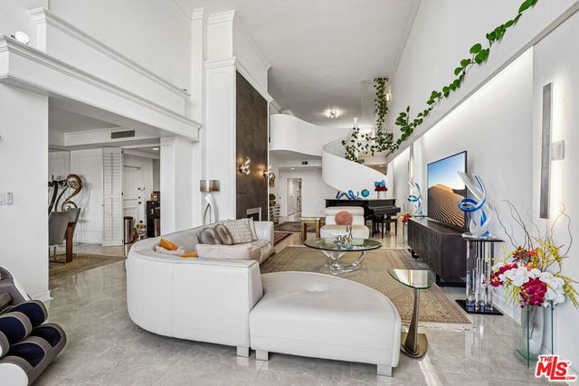 325 N Oakhurst Drive PH2, Beverly Hills, CA 90210