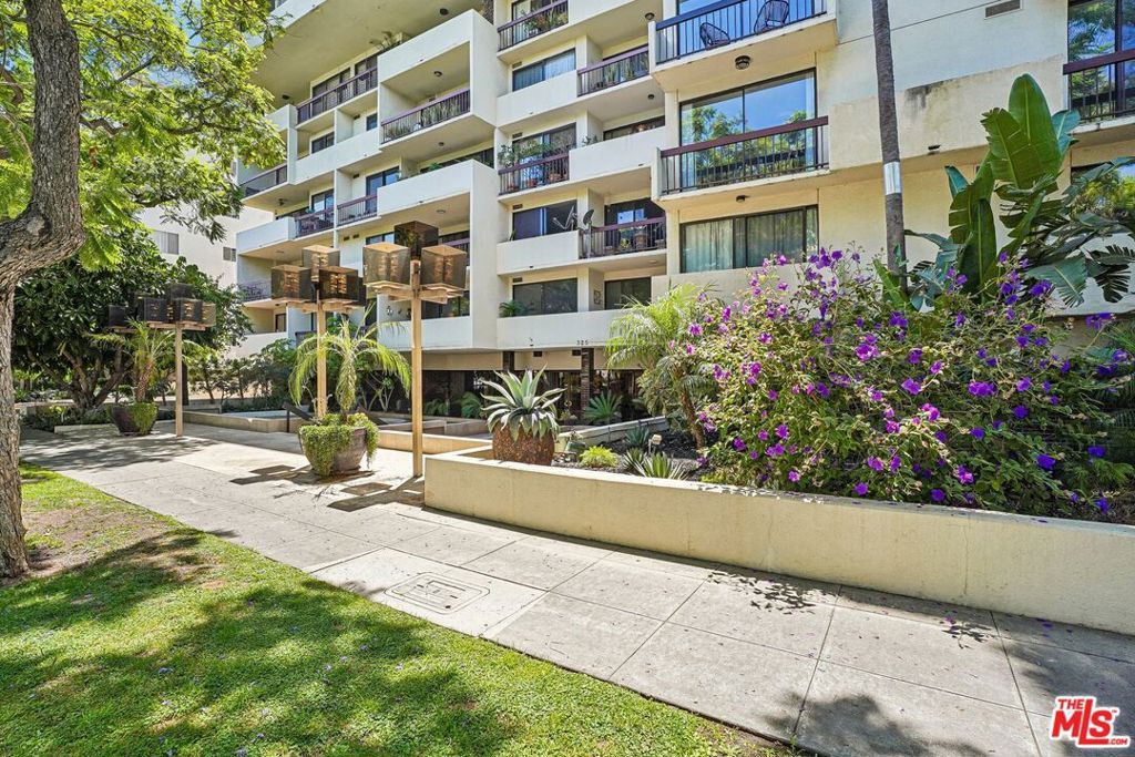 Image 1 of property listing at 325 N Oakhurst Drive PH2, Beverly Hills, CA 90210