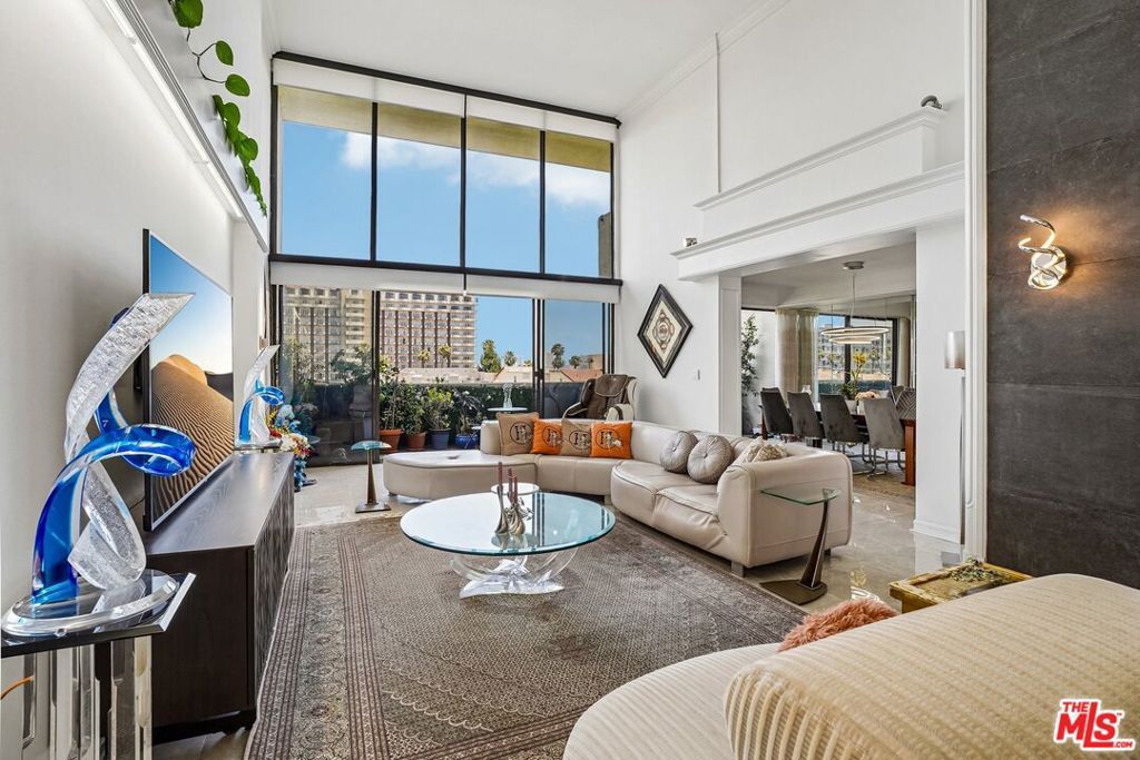 Image 10 of property listing at 325 N Oakhurst Drive PH2, Beverly Hills, CA 90210
