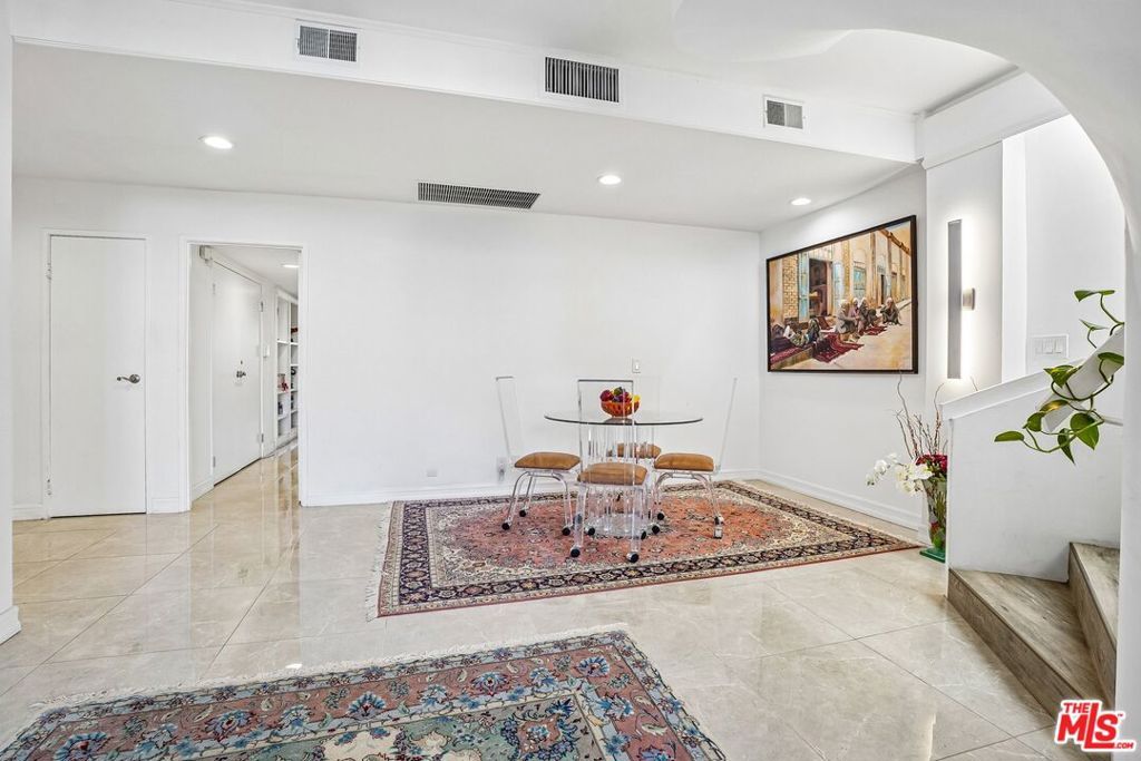 Image 16 of property listing at 325 N Oakhurst Drive PH2, Beverly Hills, CA 90210