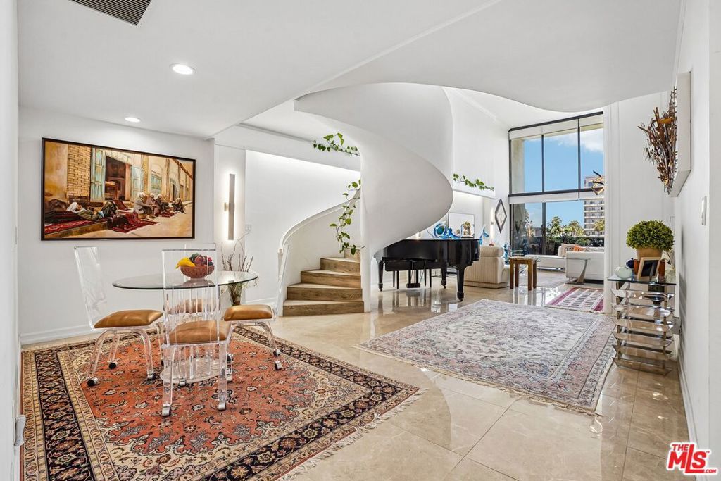 Image 17 of property listing at 325 N Oakhurst Drive PH2, Beverly Hills, CA 90210
