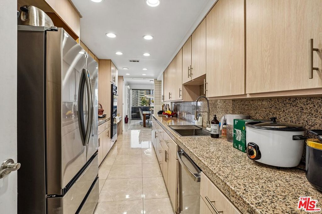 Image 19 of property listing at 325 N Oakhurst Drive PH2, Beverly Hills, CA 90210
