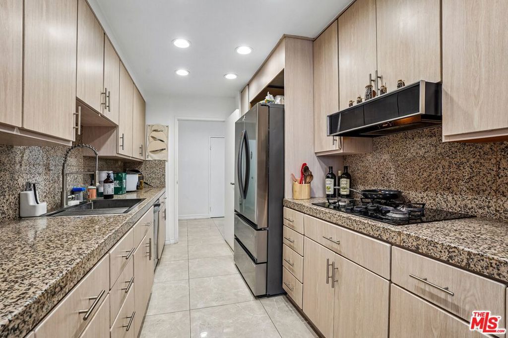Image 20 of property listing at 325 N Oakhurst Drive PH2, Beverly Hills, CA 90210