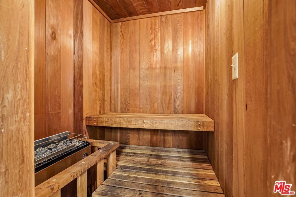 Image 22 of property listing at 325 N Oakhurst Drive PH2, Beverly Hills, CA 90210