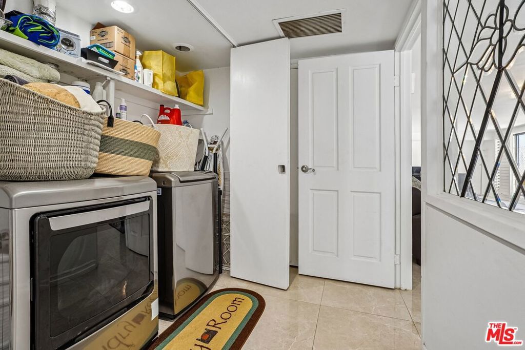 Image 24 of property listing at 325 N Oakhurst Drive PH2, Beverly Hills, CA 90210