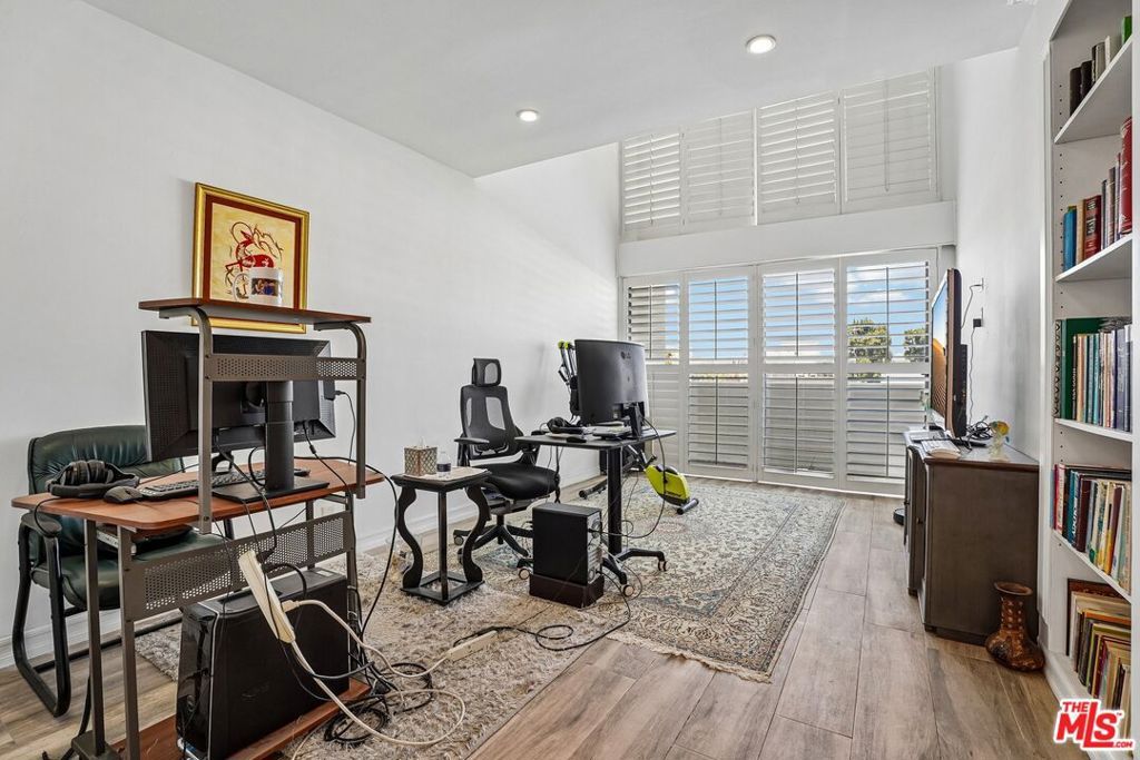Image 25 of property listing at 325 N Oakhurst Drive PH2, Beverly Hills, CA 90210