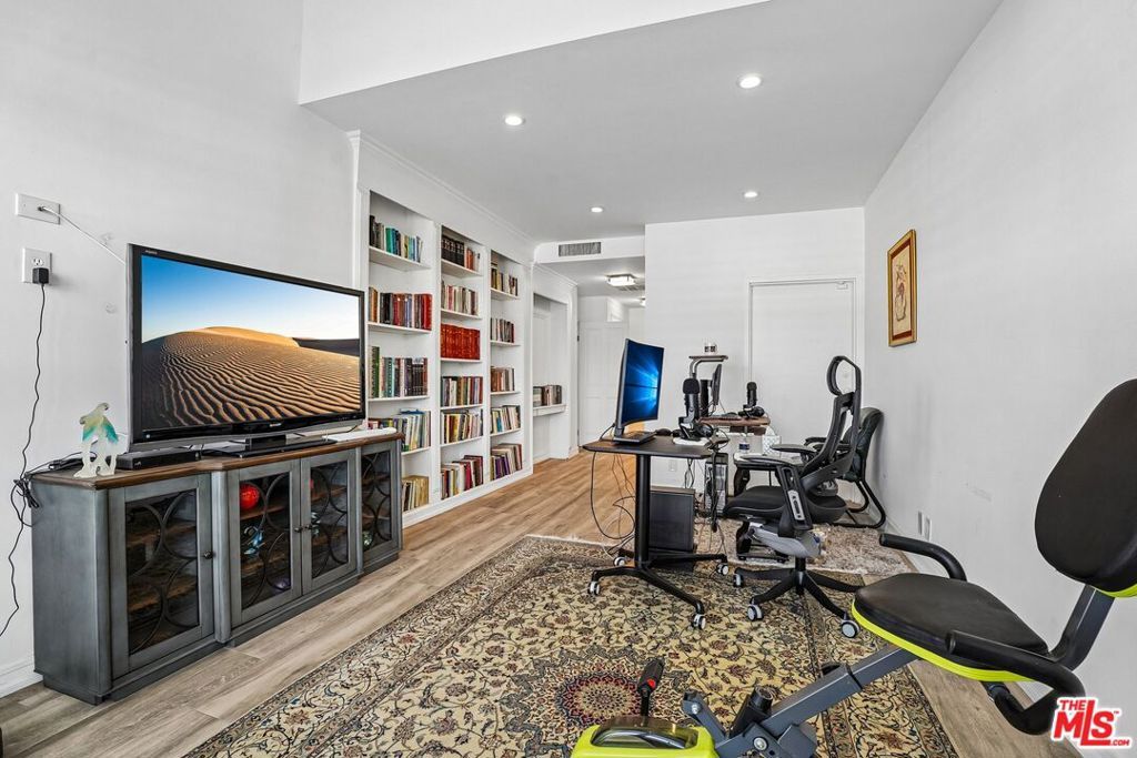 Image 26 of property listing at 325 N Oakhurst Drive PH2, Beverly Hills, CA 90210