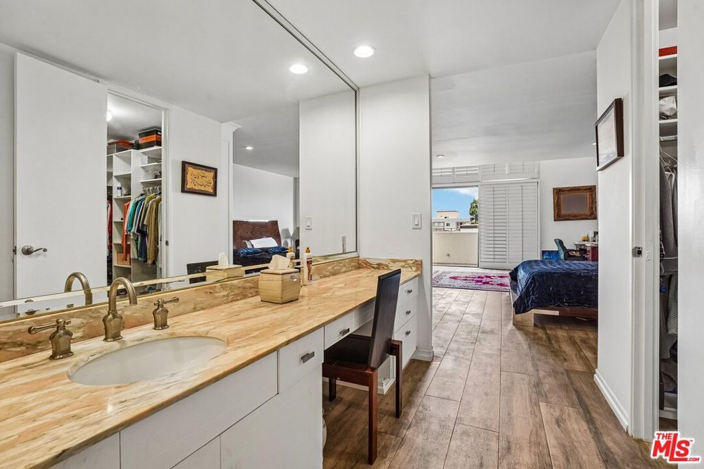 Image 29 of property listing at 325 N Oakhurst Drive PH2, Beverly Hills, CA 90210