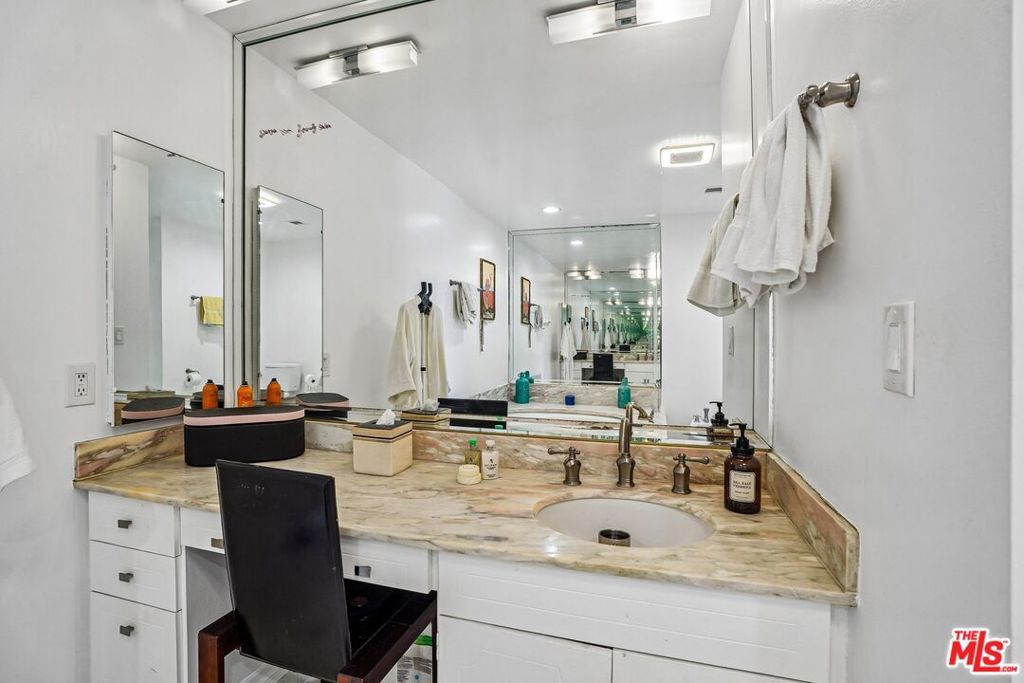 Image 34 of property listing at 325 N Oakhurst Drive PH2, Beverly Hills, CA 90210