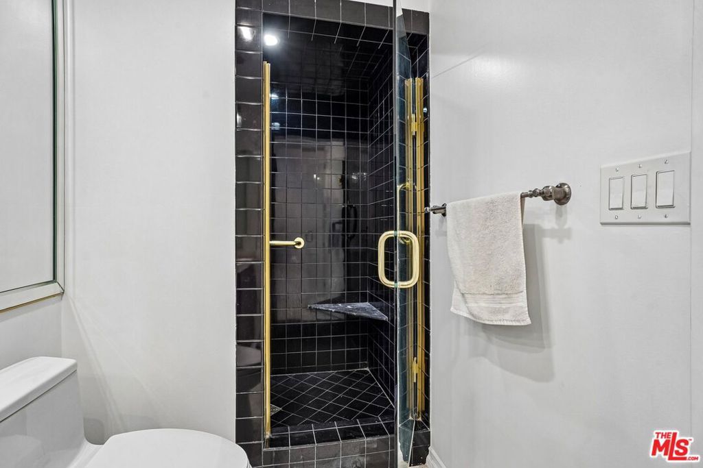 Image 36 of property listing at 325 N Oakhurst Drive PH2, Beverly Hills, CA 90210