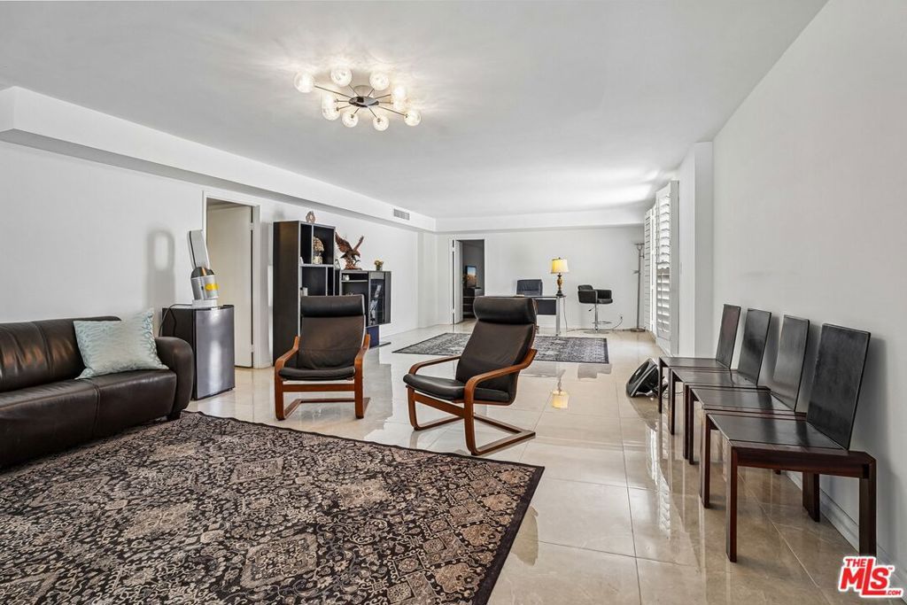 Image 39 of property listing at 325 N Oakhurst Drive PH2, Beverly Hills, CA 90210