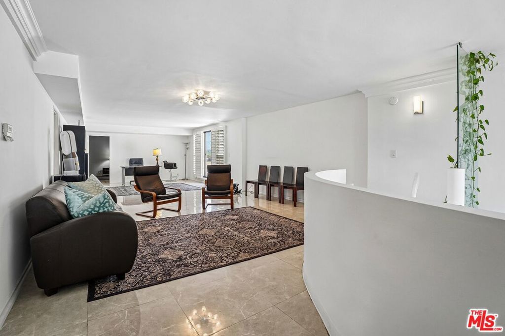 Image 40 of property listing at 325 N Oakhurst Drive PH2, Beverly Hills, CA 90210