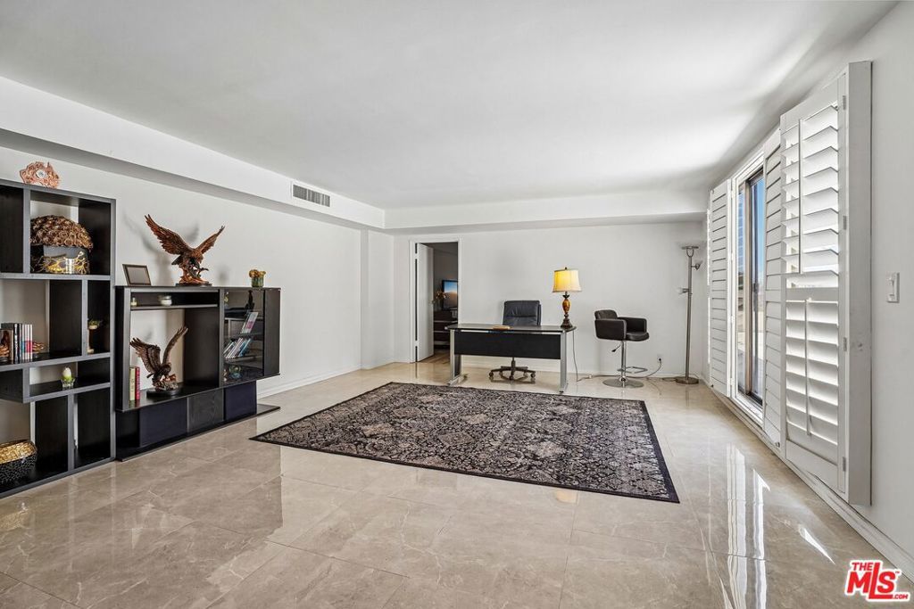 Image 41 of property listing at 325 N Oakhurst Drive PH2, Beverly Hills, CA 90210