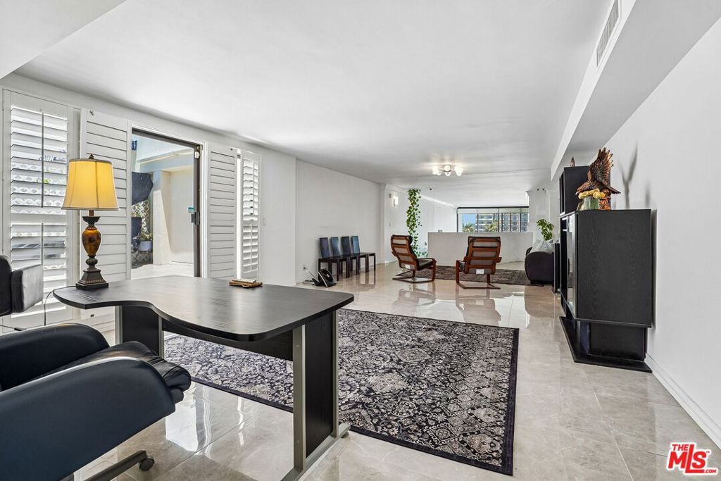 Image 42 of property listing at 325 N Oakhurst Drive PH2, Beverly Hills, CA 90210