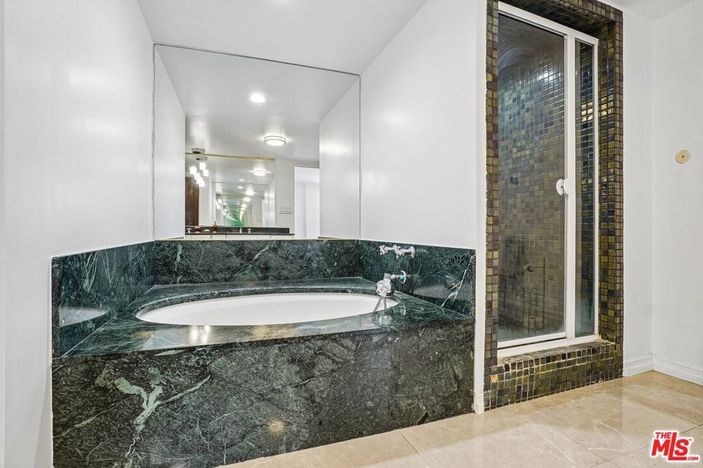 Image 46 of property listing at 325 N Oakhurst Drive PH2, Beverly Hills, CA 90210