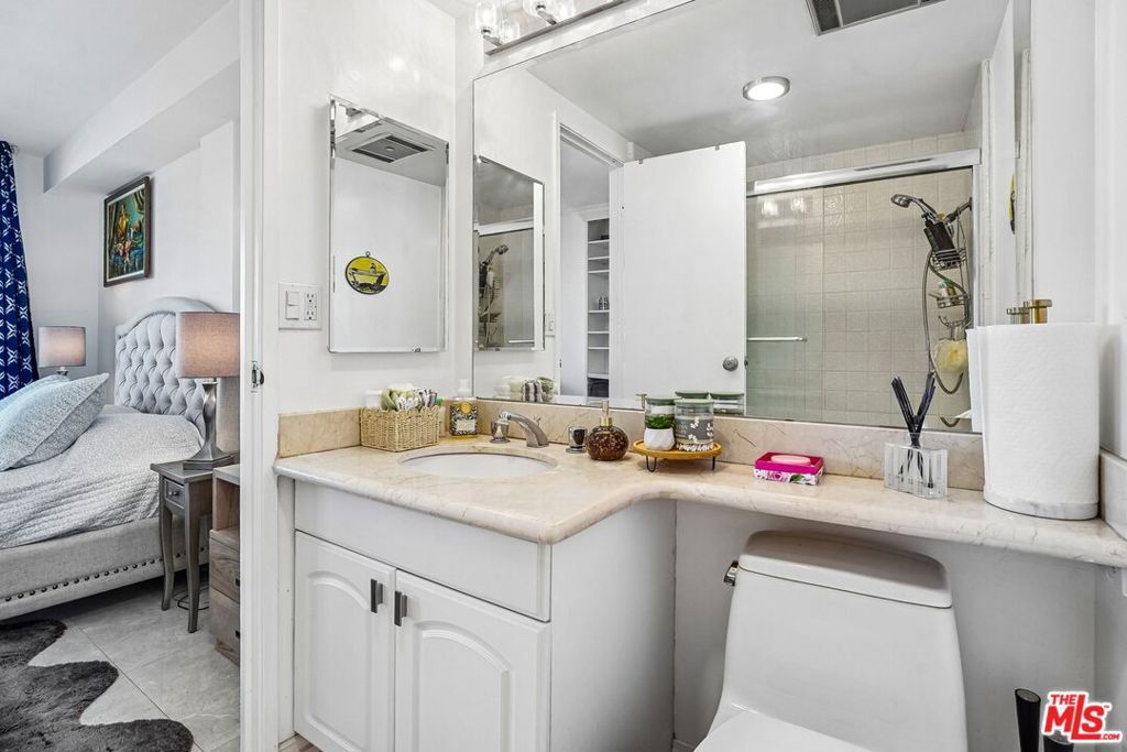 Image 49 of property listing at 325 N Oakhurst Drive PH2, Beverly Hills, CA 90210