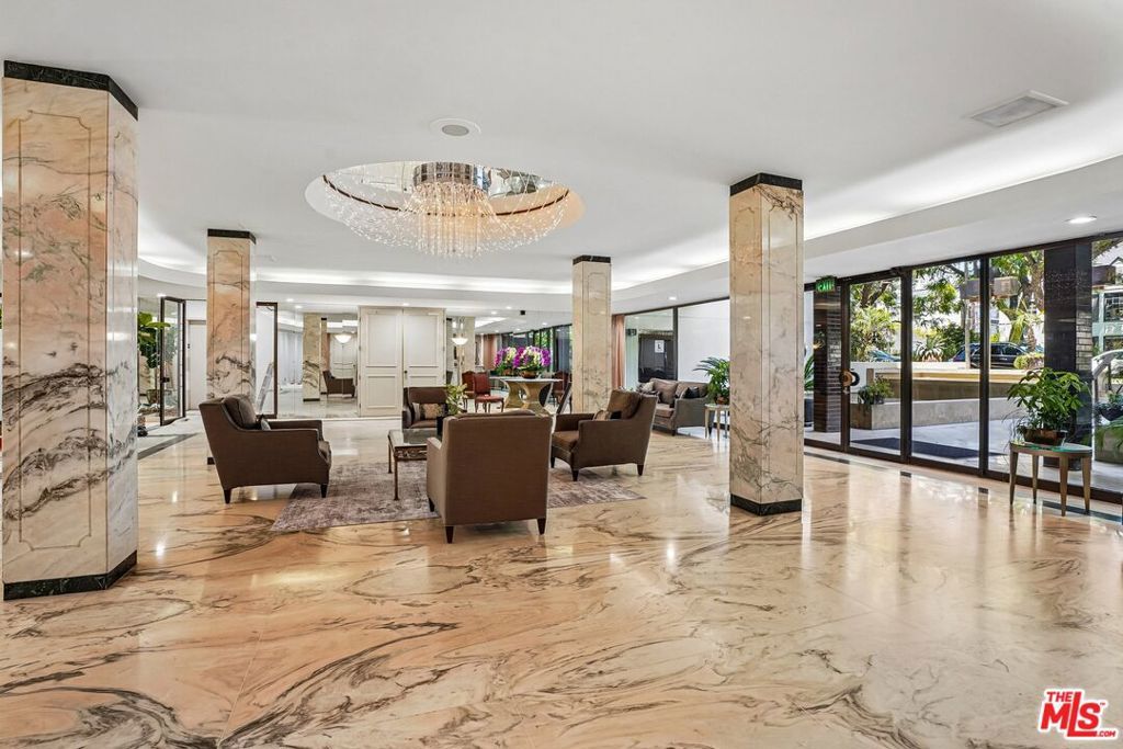 Image 5 of property listing at 325 N Oakhurst Drive PH2, Beverly Hills, CA 90210