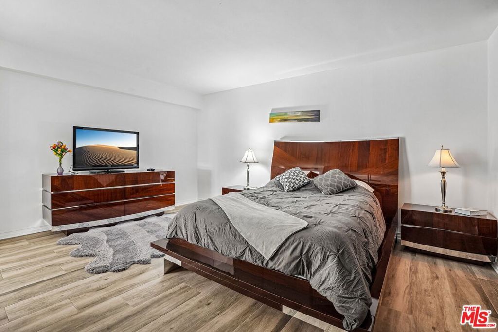 Image 52 of property listing at 325 N Oakhurst Drive PH2, Beverly Hills, CA 90210