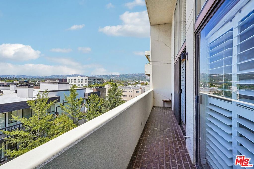 Image 54 of property listing at 325 N Oakhurst Drive PH2, Beverly Hills, CA 90210