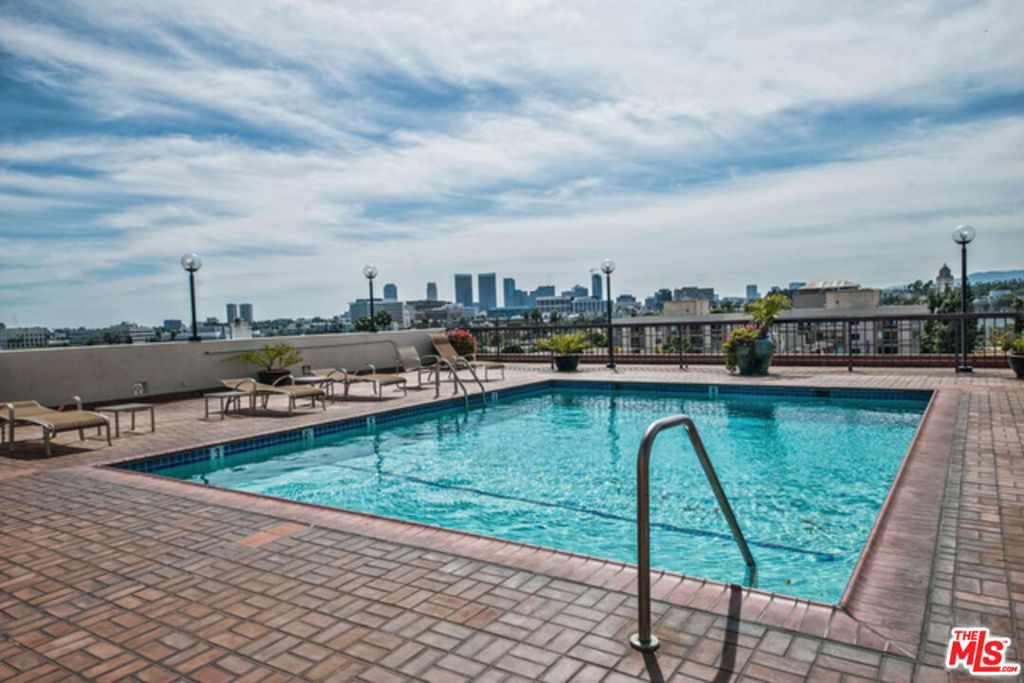 Image 61 of property listing at 325 N Oakhurst Drive PH2, Beverly Hills, CA 90210