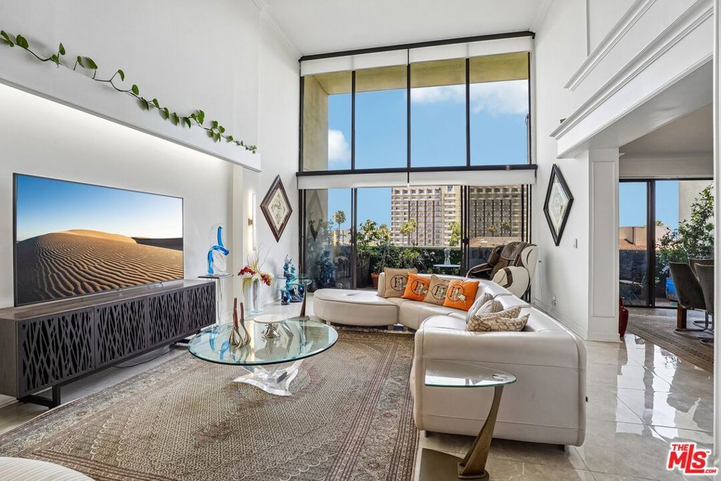 Image 9 of property listing at 325 N Oakhurst Drive PH2, Beverly Hills, CA 90210