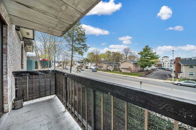 40 High St 205, Dedham, MA 02026