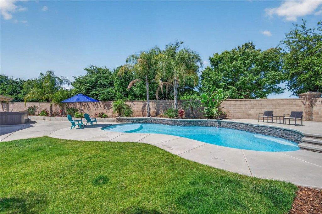 1994 N Cherry Lane, Clovis, CA 93619