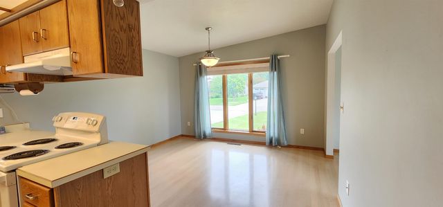 2216 23rd Ave SW, Minot, ND 58701
