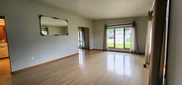 2216 23rd Ave SW, Minot, ND 58701