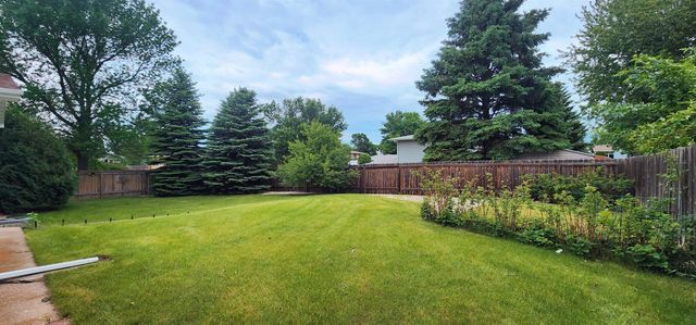 2216 23rd Ave SW, Minot, ND 58701