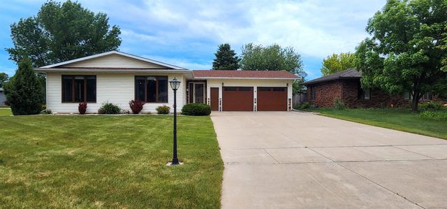 2216 23rd Ave SW, Minot, ND 58701