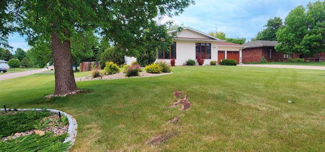 2216 23rd Ave SW, Minot, ND 58701