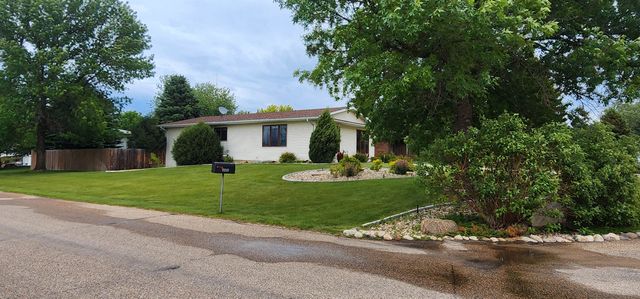 2216 23rd Ave SW, Minot, ND 58701