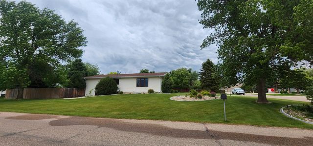 2216 23rd Ave SW, Minot, ND 58701