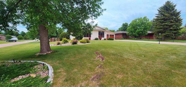 2216 23rd Ave SW, Minot, ND 58701