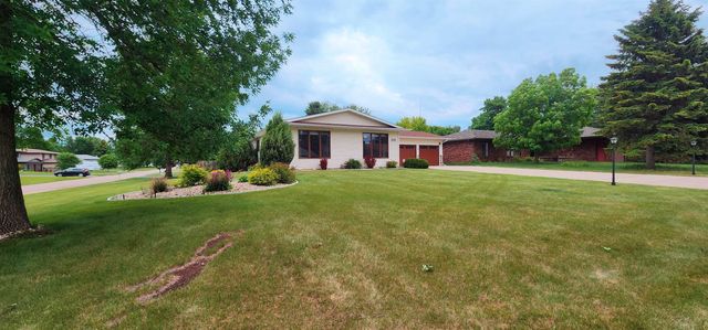 2216 23rd Ave SW, Minot, ND 58701