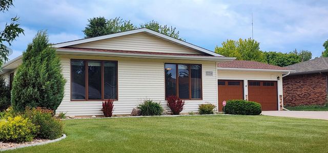 2216 23rd Ave SW, Minot, ND 58701