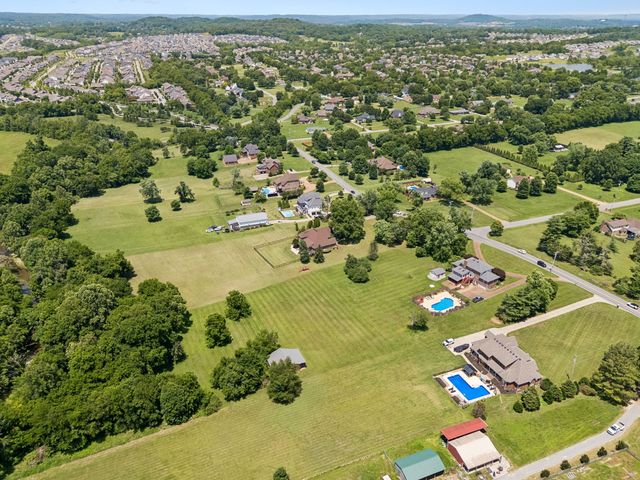 1405 Drakes Creek Rd, Hendersonville, TN 37075