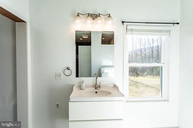 408 HAWKS NEST DR, Baker, WV 26801