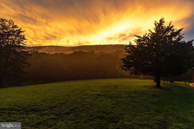 408 HAWKS NEST DR, Baker, WV 26801